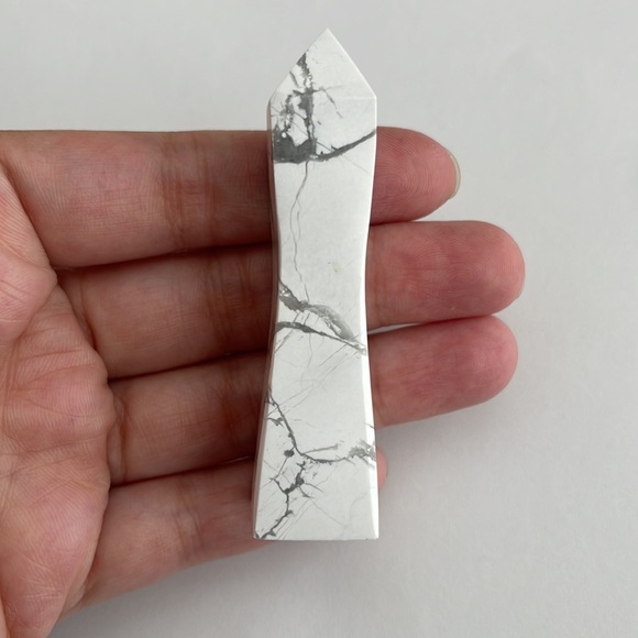 Howlite crystal tower - Picture 2 of 6